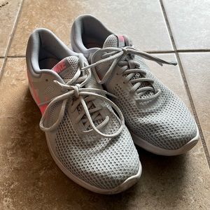 Women’s Nike tennis shoe Size 9